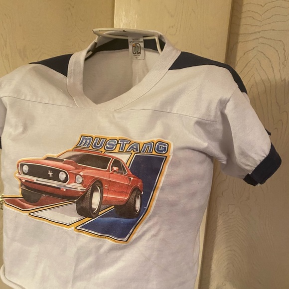 Vintage crop top t-shirt.  V- neck with vintage mustang 💙 - Picture 3 of 4
